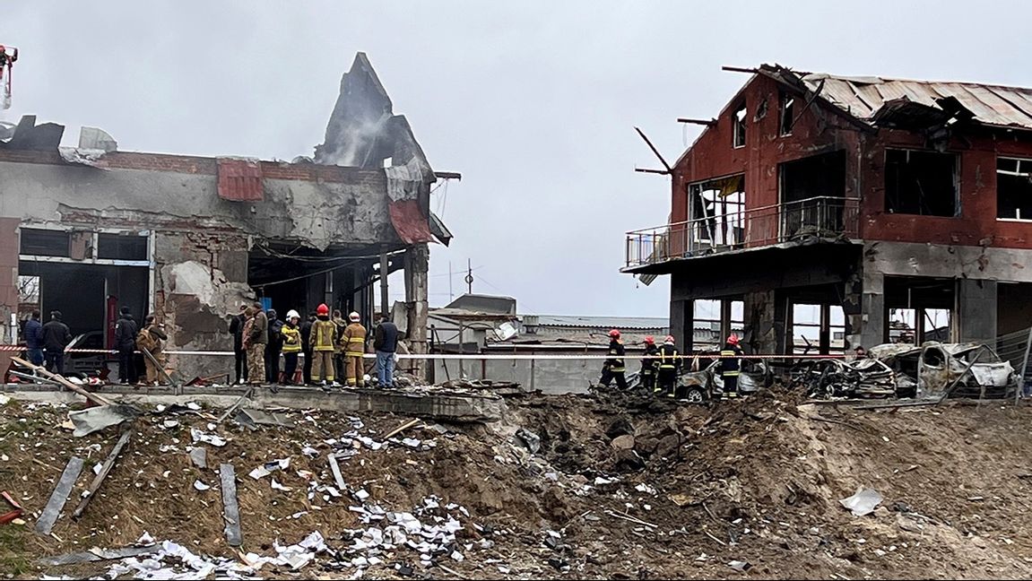 En däckfabrik i Ukraina träffades av raketer under morgonen. Foto: Philip Crowther/AP/TT