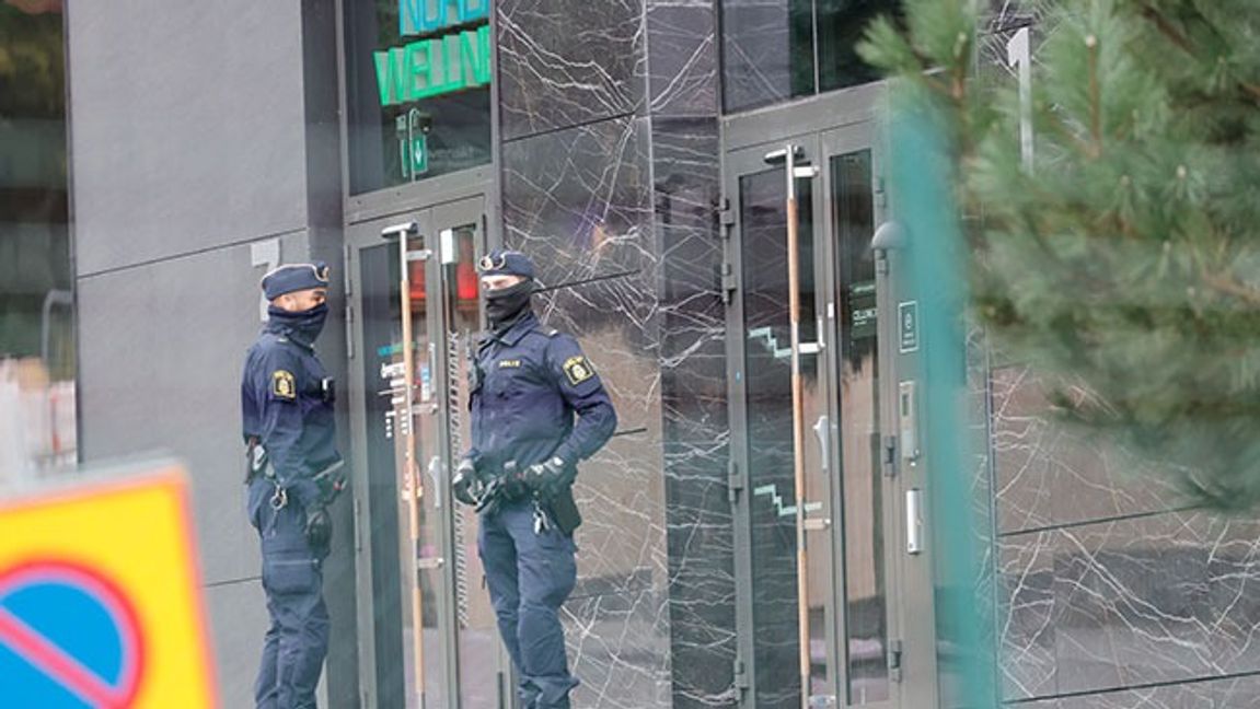 Poliser vid platsen för skottlossningen. Bild: Adam Ihse / TT