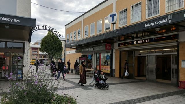 Rinkeby i Stockholm är ett av Sveriges utsatta områden. Foto: AleWi, CC BY-SA 4.0, via Wikimedia Commons.