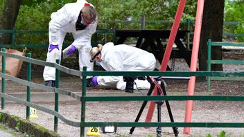 Tekniker finkammar lekplats på innergård i Hjulsta i Stockholm efter skottlossning i helgen. Foto: Jonas Ekströmer/TT