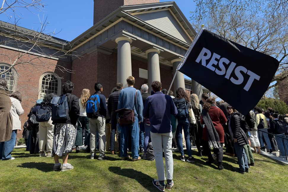 Harvardstudenter och anställda protesterar mot regeringen den 17 april. Foto: AP/TT