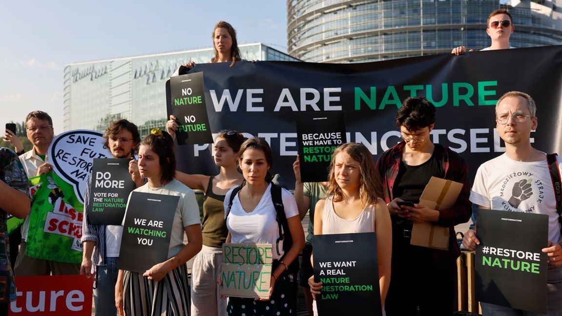 En grupp unga aktivister fick stor uppmärksamhet för sin demonstration. Bönder, kritiska till förslaget, blockerade stora delar av staden i protest. Foto: Jean-Francois Badias/TT 