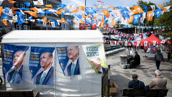  Recep Tayyip Erdogans ledning krymper i det turkiska valet, med 92 procent av rösterna räknade ligger han under 50 procent. Foto: Henrik Montgomery/TT 