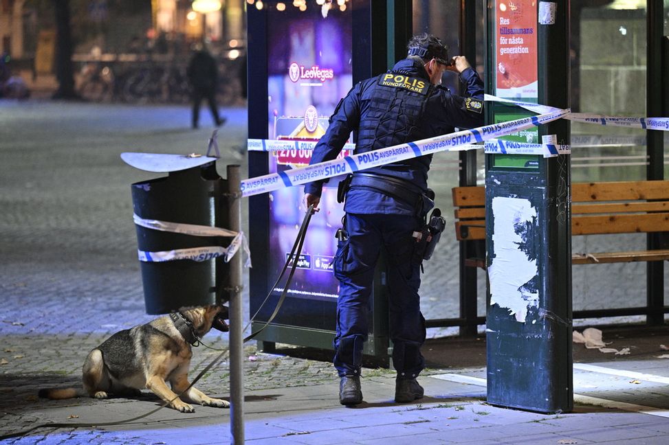 Polis på plats på Södra Skolgatan vid Möllevångstorget i centrala Malmö på lördagskvällen efter att två personer påträffats med misstänkta stick- eller skärskador. Johan Nilsson/TT
