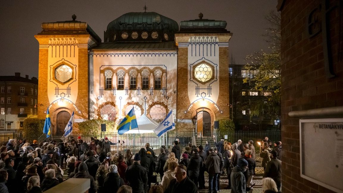 Kristallnatten borde vara ett minne av de övergrepp som det judiska folk har utsatts för. Folk som krokar hand och stödjer varandra. Foto: Johan Nilsson/TT