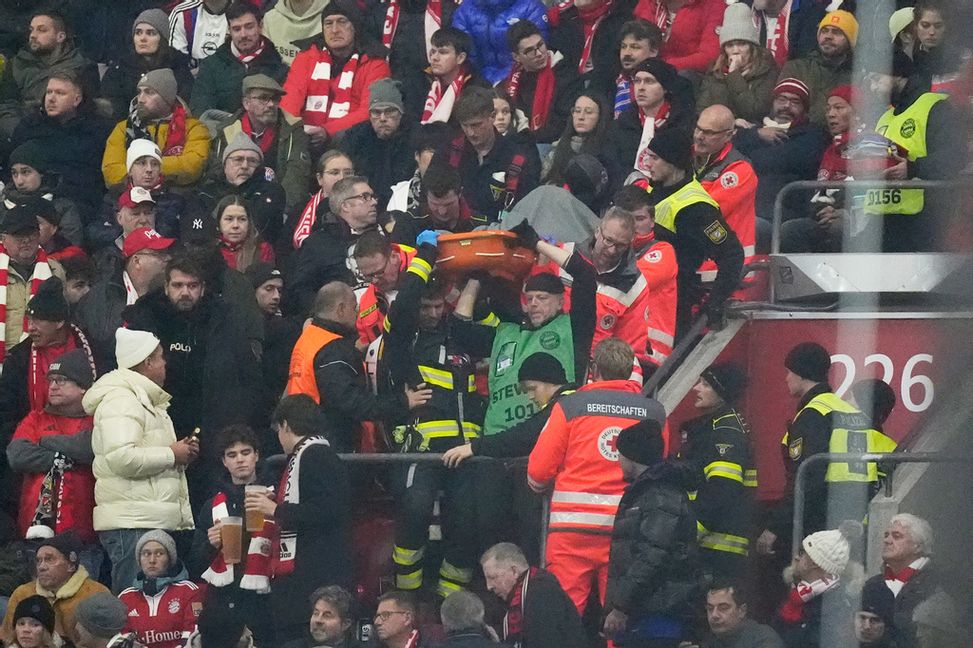 Mannen fick vård på Allianz Arenas läktare i en halvtimme innan han fördes iväg med ambulans, men han avled på väg till sjukhus. Matthias Schrader/AP/TT