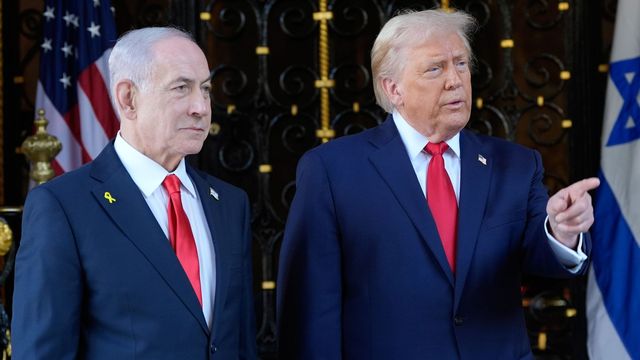 Benjamin Netanyahu och Donald Trump svarade på frågor från journalister. Foto: Alex Brandon/AP/TT