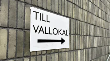 Skylt till vallokal i samband med riksdagsvalet 2026. Foto: Cecilia Aspegren