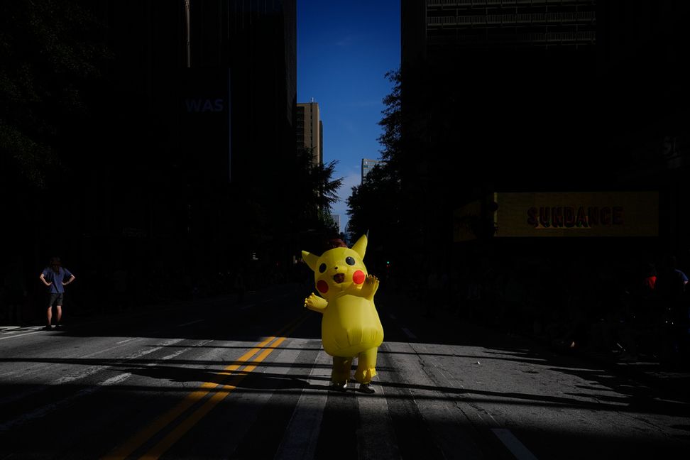 En person i Pikachukostym i Atlanta, USA. Pokémon-utvecklarna Game Freak har utsatts för en hackerattack. Arkivbild. Brynn Anderson/AP/TT