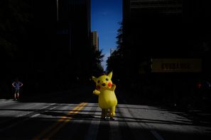 En person i Pikachukostym i Atlanta, USA. Pokémon-utvecklarna Game Freak har utsatts för en hackerattack. Arkivbild. Brynn Anderson/AP/TT