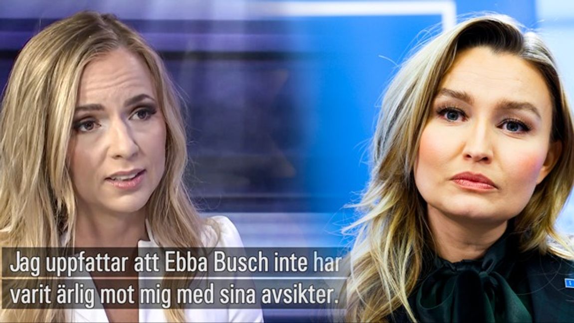 Sara Skyttedal intervjuas av Anders Holmberg i SVT:s 30 minuter. Ebba Busch till höger. Foto: SVT/Christine Olsson/TT