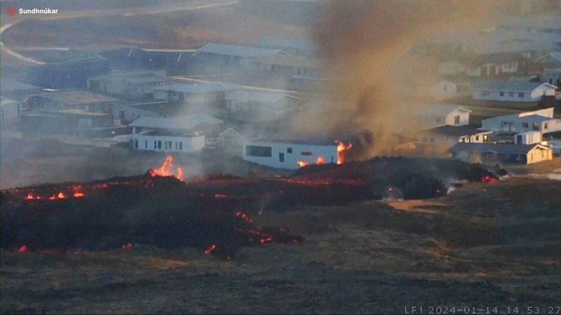 Hus i lågor sedan lavan nått dit. Foto: LIVEFROMICELAND.IS VIA AP/TT 