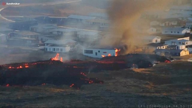 Hus i lågor sedan lavan nått dit. Foto: LIVEFROMICELAND.IS VIA AP/TT