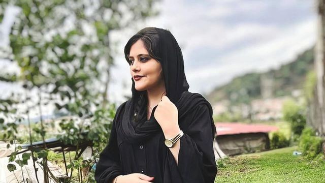 Mahsa Amini dog efter att ha gripits av moralpolis. Foto: Privat/AP