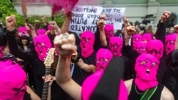 Pussy Riot utanför den ryska paviljongen idag. Foto: Skärmavbild X