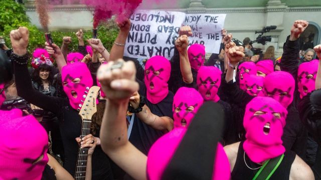 Pussy Riot utanför den ryska paviljongen idag. Foto: Skärmavbild X