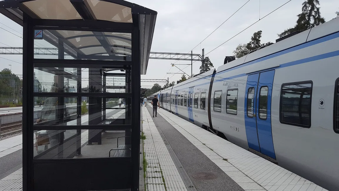 Nästan var fjärde i Södertälje har avstått från kollektivtrafik kvällstid av otrygghet. I Salem är andelen ännu högre. Foto: IngimarE, CC BY-SA 4.0, via Wikimedia Commons