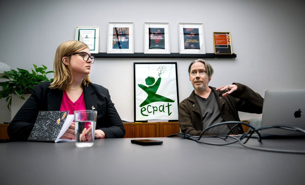 Susanna Pettersson, barnrättsjurist, och Thomas Andersson, utredare och senior rådgivare, på Ecpats kontor i Stockholm. Foto: Claudio Bresciani/TT