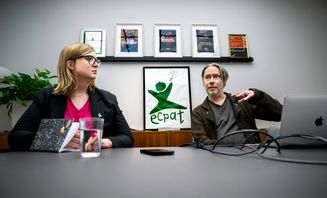 Susanna Pettersson, barnrättsjurist, och Thomas Andersson, utredare och senior rådgivare, på Ecpats kontor i Stockholm. Foto: Claudio Bresciani/TT