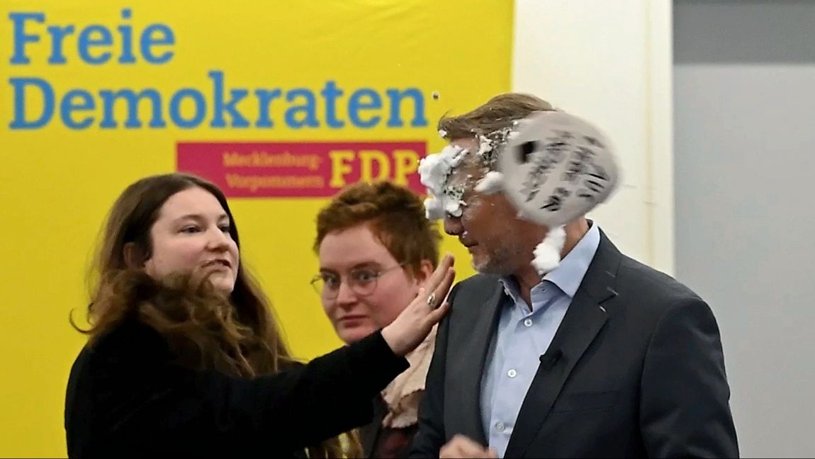 Christian Lindner, partiledare för tyska FDP, fick en tårta full med lödder i ansiktet under en valkampanj. Foto: Stefan Sauer/AP