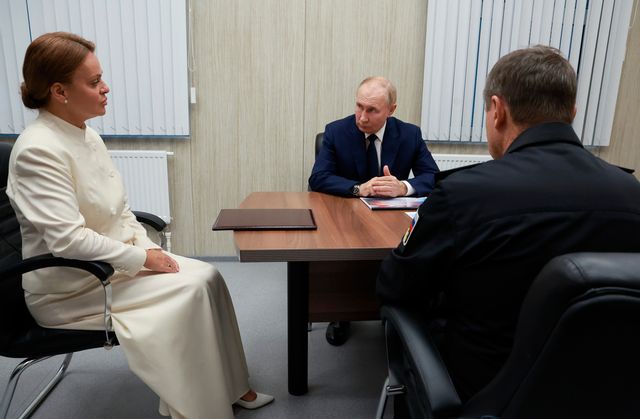 Rysslands president Vladimir Putin i samtal med bland andra den biträdande försvarsministern Anna Tsiviljova, till vänster i bild, som dessutom är hans kusinbarn. Foto: Vyacheslav Prokofyev/Sputnik/poolfoto via AP/TT