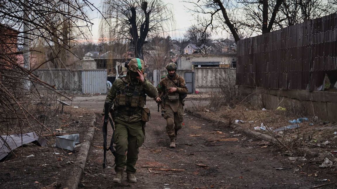 Ukrainska soldater på plats i Bachmut. Foto: Roman Chop/AP/TT 