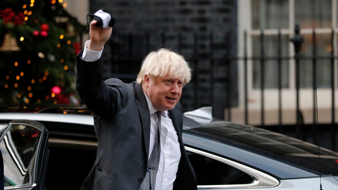 Storbritanniens premiärminister Boris Johnson utanför 10 Downing Street i London på onsdagen. Foto: Frank Augstein/AP/TT