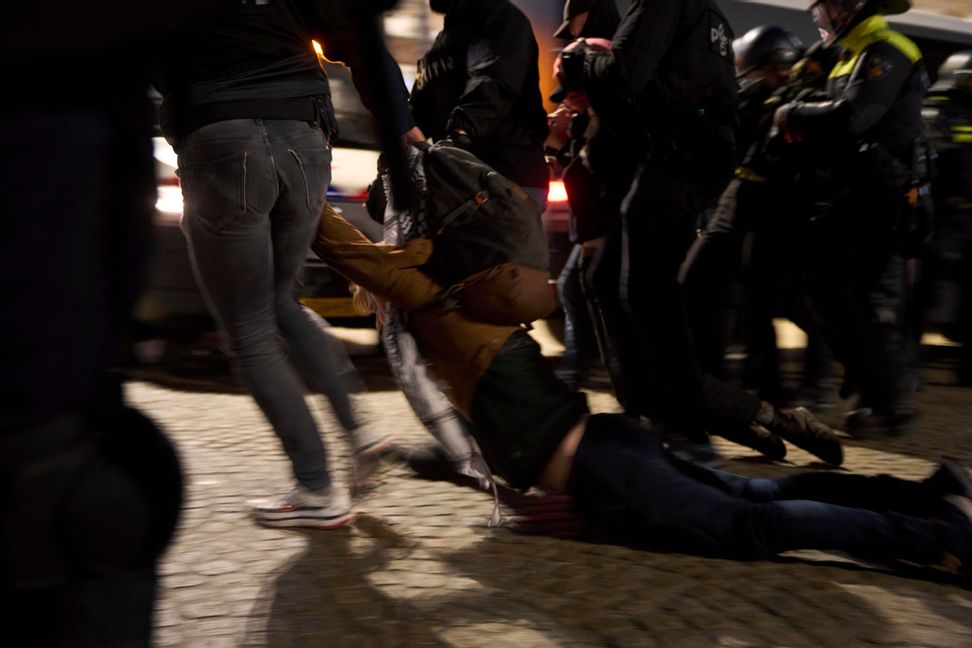 En demonstrant förs bort i Amsterdam på onsdagen. Foto: Bram Janssen/AP/TT