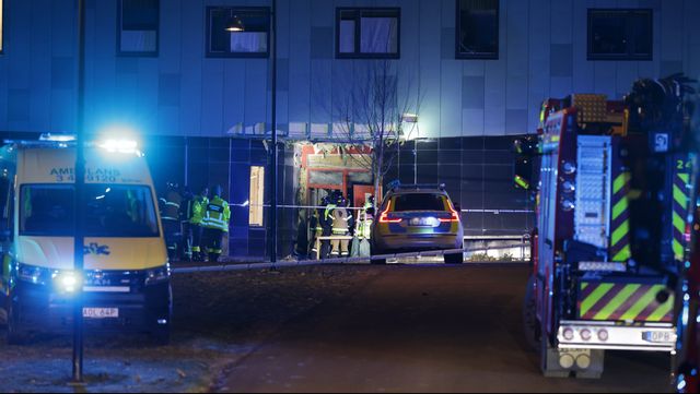 Polis, ambulans och räddningstjänst på plats efter en explosion vid ett flerfamiljshus i Norrköping på söndagskvällen. Foto: Magnus Andersson/TT
