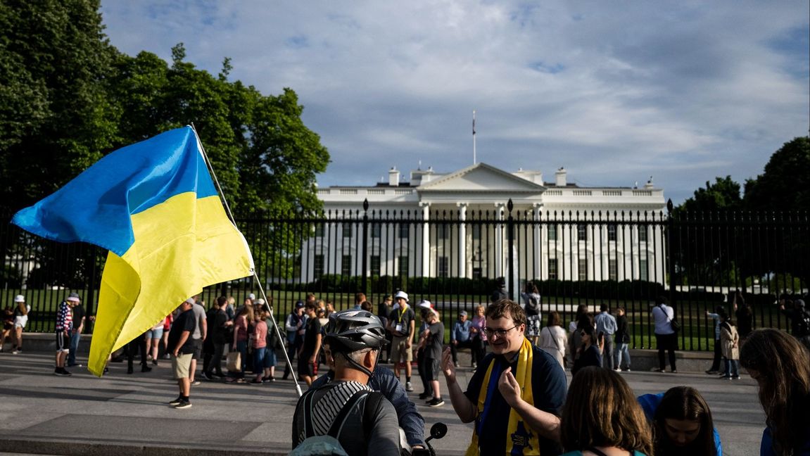 Ukrainska flaggan utanför Vita huset. Foto: Pontus Lundahl / TT 