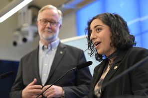 Liberalernas partiledare Johan Pehrson presenterar Simona Mohamsson som partiets nya partisekreterare. Foto: Fredrik Sandberg/TT