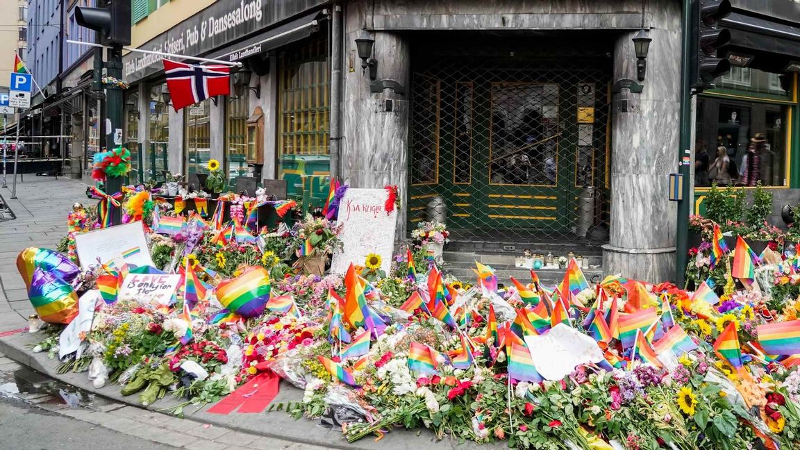 Blomsterhav i närheten av brottsplatsen. Foto: Terje Pedersen/NTB/TT