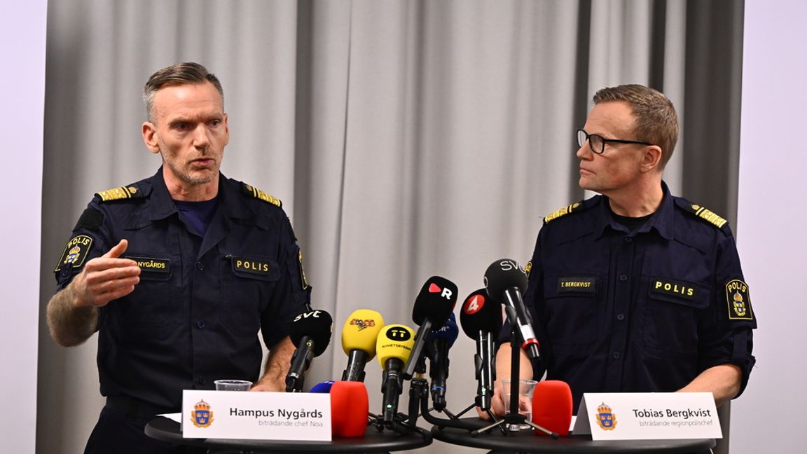 Hampus Nygårds, biträdande chef på Noa, och Tobias Bergkvist, biträdande regionpolischef i Stockholm, under onsdagens pressträff. Anders Wiklund/TT