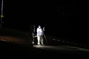 Polisens tekniker undersöker brottsplatsen efter mordet på en kvinna i Valsta norr om Stockholm den 15 december förra året. Foto: Caisa Rasmussen/TT