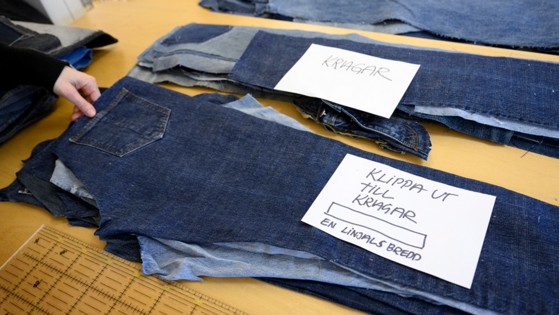 ”Jeansfiléer” väntar på att bli nya plagg. Foto: Jessica Gow/TT 