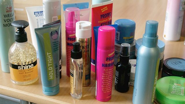 Kemikalier finns i mängder av varor, som exempelvis hårprodukter. Foto: Bertil Ericson/TT