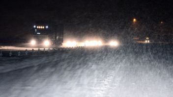 Det hårda vädret har orsakat snö- och halkkaos bland annat längs Vättern. Trafikanter kan bli fast i köerna på E4 hela natten, varnar räddningstjänsten i Jönköpings kommun. Arkivbild. Foto: JOHAN NILSSON / TT