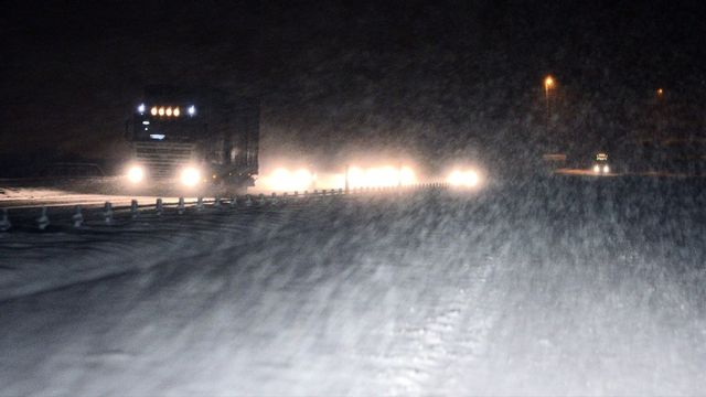 Det hårda vädret har orsakat snö- och halkkaos bland annat längs Vättern. Trafikanter kan bli fast i köerna på E4 hela natten, varnar räddningstjänsten i Jönköpings kommun. Arkivbild. Foto: JOHAN NILSSON / TT