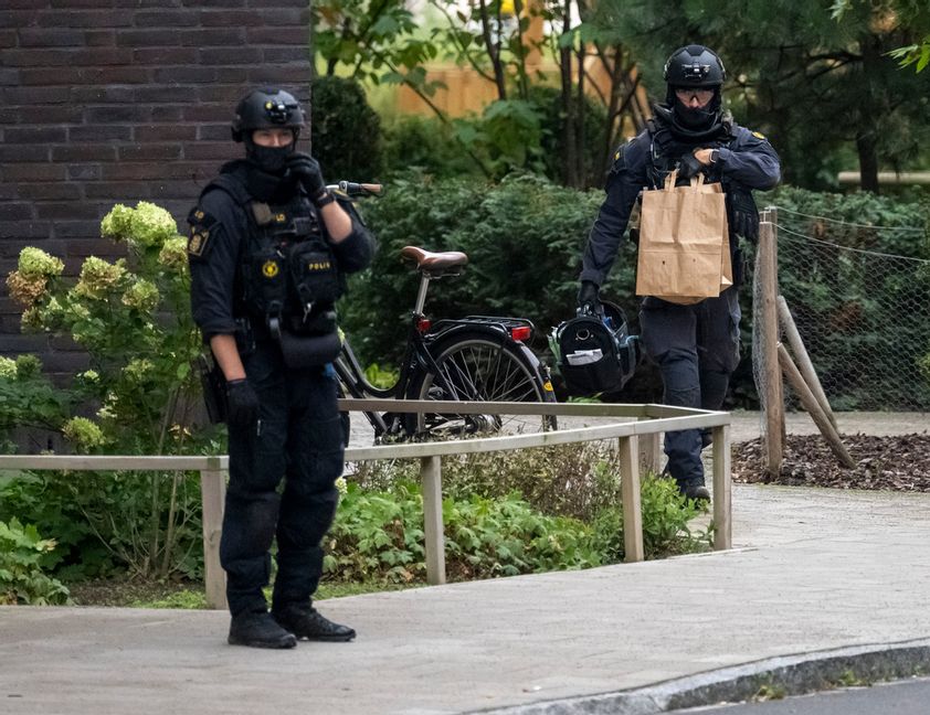 Bombtekniker på plats på Skrivaregatan i Hyllie i Malmö.  Johan Nilsson / TT