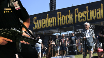 Polis med k-pist avlossade skott under Sweden Rock festivalen. Foto: Fredrik Sandberg/Stefan Bladh / SvD / TT