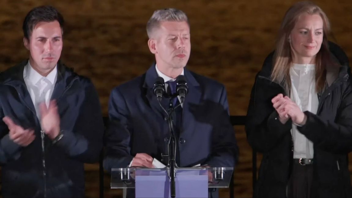 Péter Magyar håller segertal i Budapest