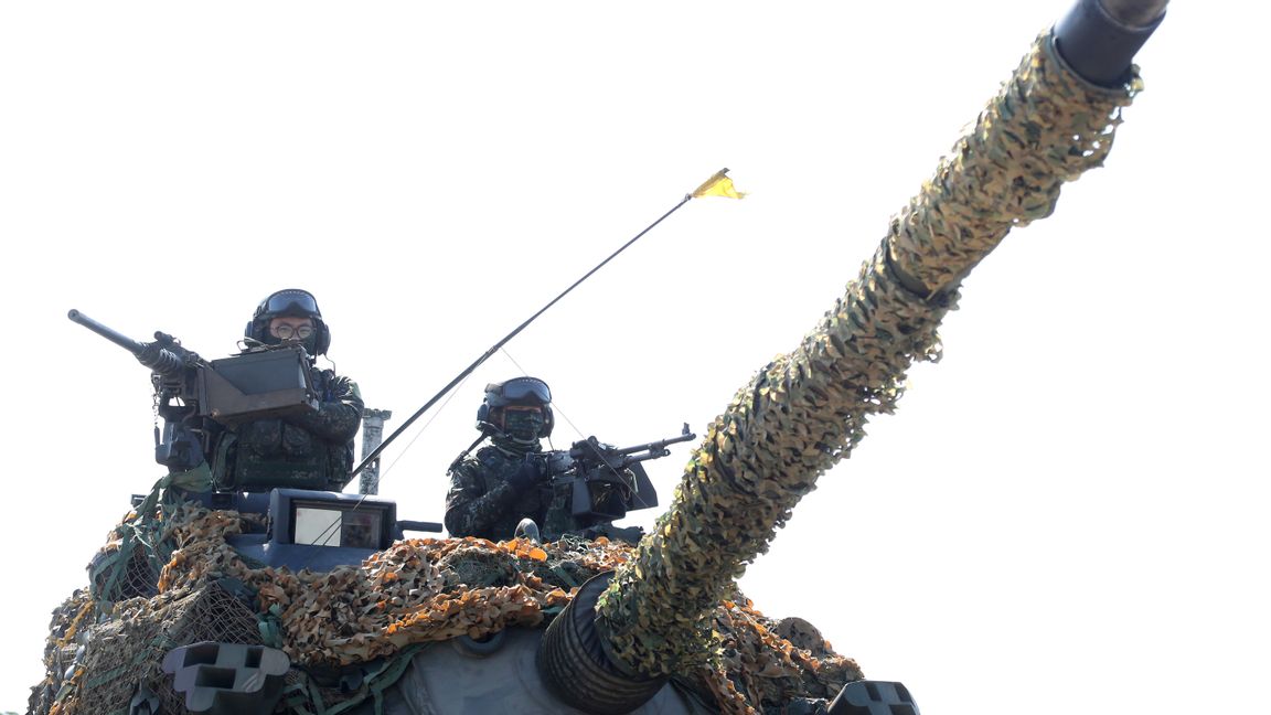 Två soldater i en stridsvagn under en militärövning i norra Taiwan i tisdags. Foto: Chiang Ying-ying/AP/TT