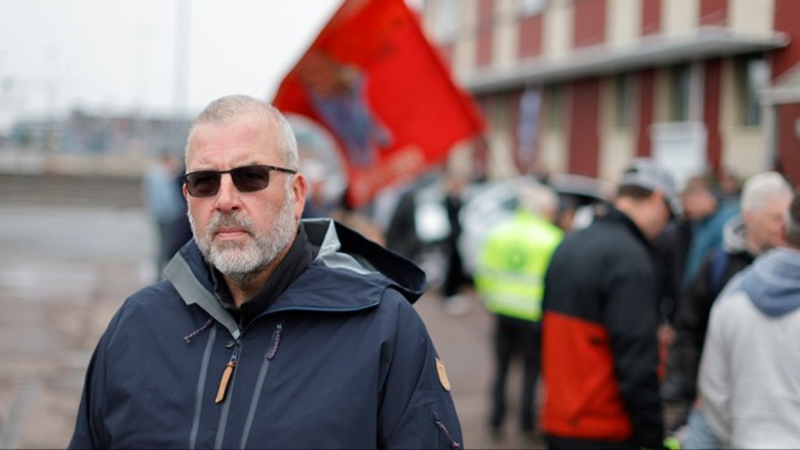Hamnarbetarförbundets ordförande Martin Berg i solglasögon strejkandes på onsdagen i Göteborg. Foto: Adam Ihse/TT