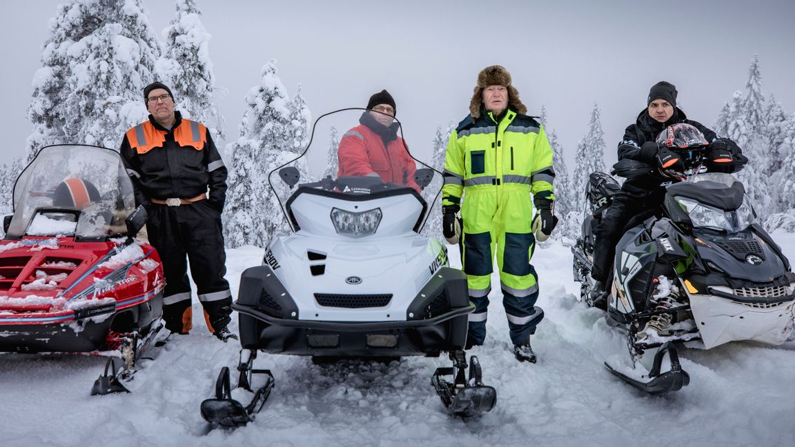 Medlemmar ur protestgruppen Nej till vindkraft på Ripfjället, med ledaren Arne Söderbäck i gult. Foto: Jonas Gratzer.