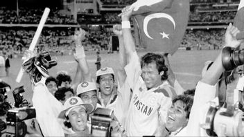 The former cricket star Imran Khan is waving a Pakistan flag after his team won the World Cup in 1992. Today, he is the Prime Minister of Pakistan. Commenting on the Taliban takeover in neighbouring Afghanistan he said that the Afghans ”have broken the shackles of slavery”. The Wall Street Journal warns that he ”may rue what he wished for”. Photo: Steve Holland/AP/TT