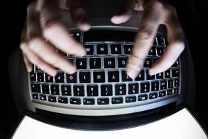 Internetleverantören måste lämna ut uppgifter om vilka personer som står bakom vissa IP-adresser. Arkivbild. Foto: Naina Helén Jåma/TT