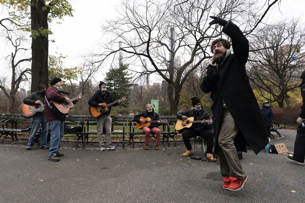 Kulturlivet i Central Park, New York, börjar öppna igen.
Foto: Mark Lennihan/AP.