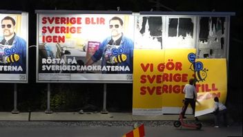De vandaliserade valaffischerna i Henriksdal. Faksimil/Riks.