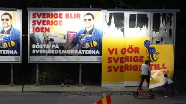 De vandaliserade valaffischerna i Henriksdal. Faksimil/Riks.