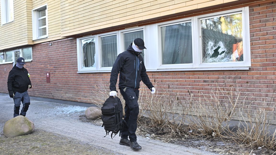 Polis på plats i Tyresö, söder om Stockholm, efter insatsen i mars då de två bröderna greps. Foto: Anders Wiklund/TT